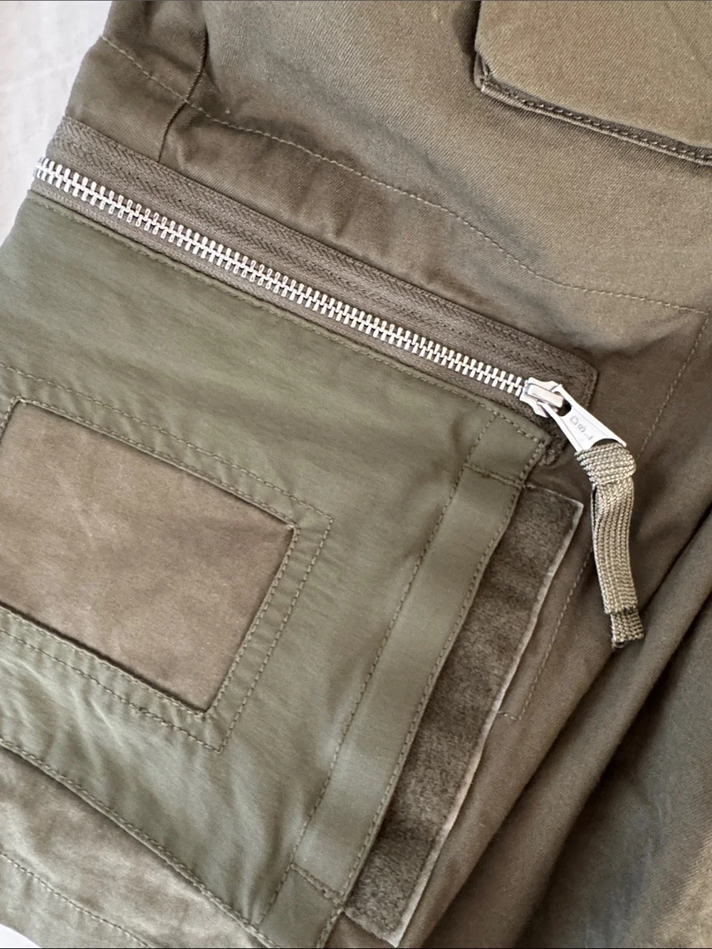 DIesel Men's Olive Cargo Shorts with Multi-Pocket Utility Design